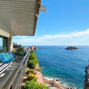 https://magnificent-apartment-at-the-sea-front-of-tossa-de-mar.topcostabravahotels.com